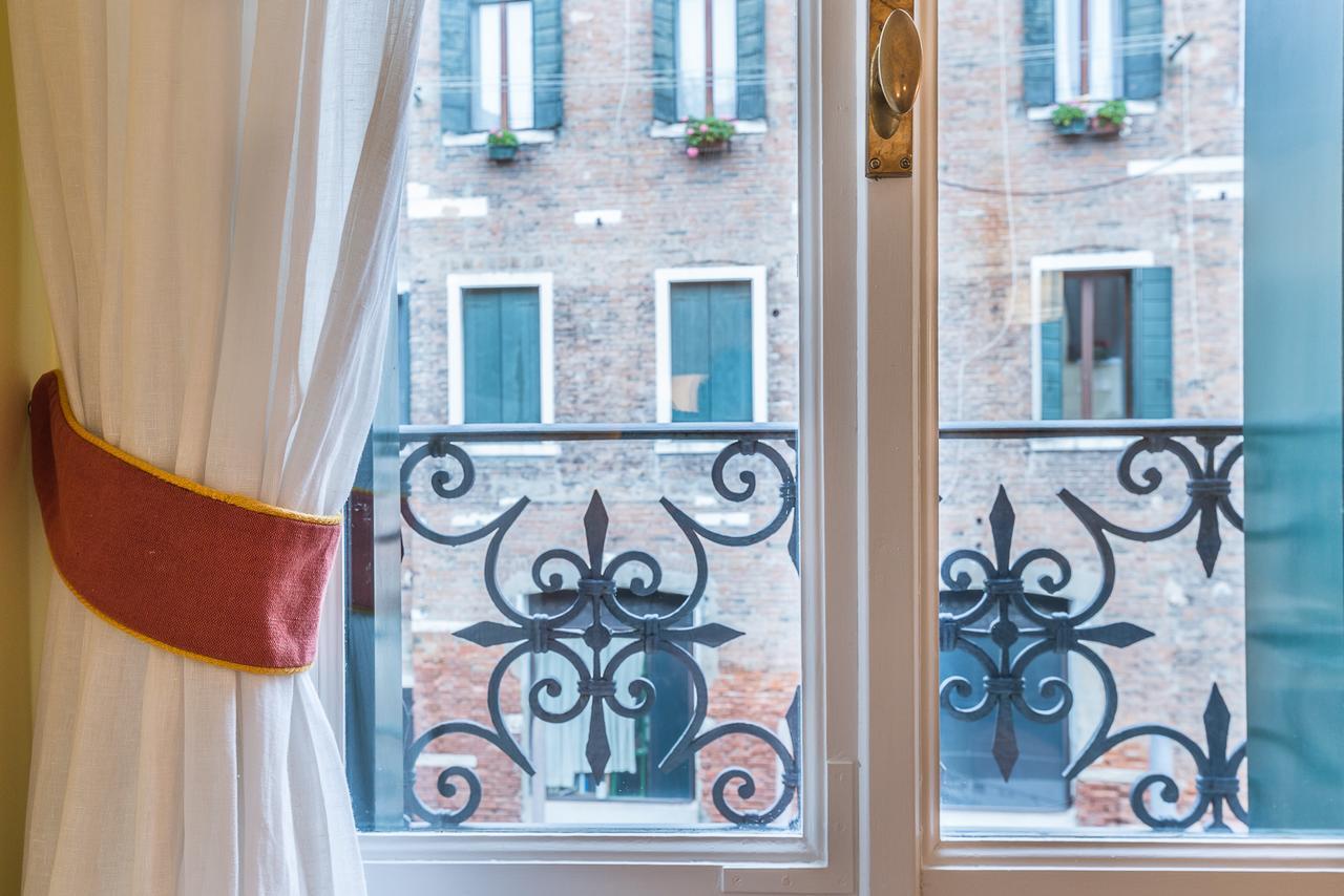 Ca' Dei Nomboli Canal View Venice Luaran gambar